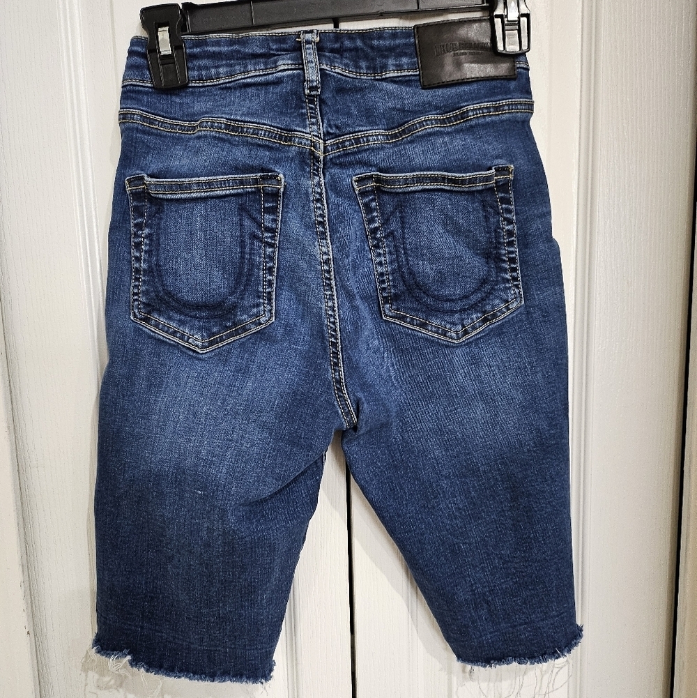 True Religion Brenna Relaxed Mid Rise Denim Shorts Women 25 Blue Raw Hem Distres - Picture 4 of 11